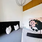 Simple 2-bedroom In Area Apartamento