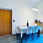Simple 2-bedroom In Area Apartamento